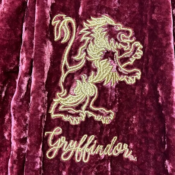 Pottery Barn Harry Potter Velvet Robe Gryffindor Embroidery Logo Cozy Loungewear - Picture 10 of 11